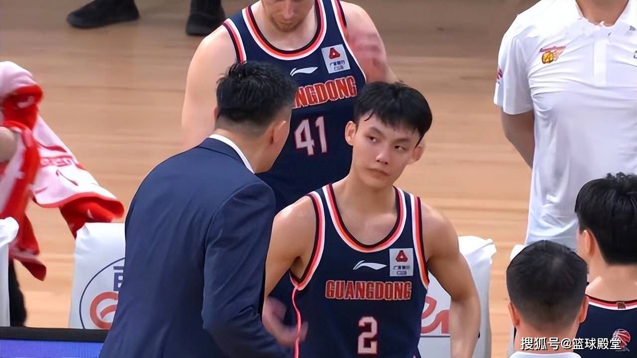 阿森纳1-1埃因霍温【比赛焦点瞬间】第6分钟，巴卡约科横传中路，佩皮跟进推射被拉姆斯代尔挡出，范安霍尔特跟进补射被萨利巴封堵出底线！